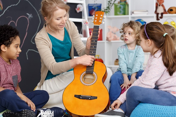 dzieci na zajęciach muzycznych